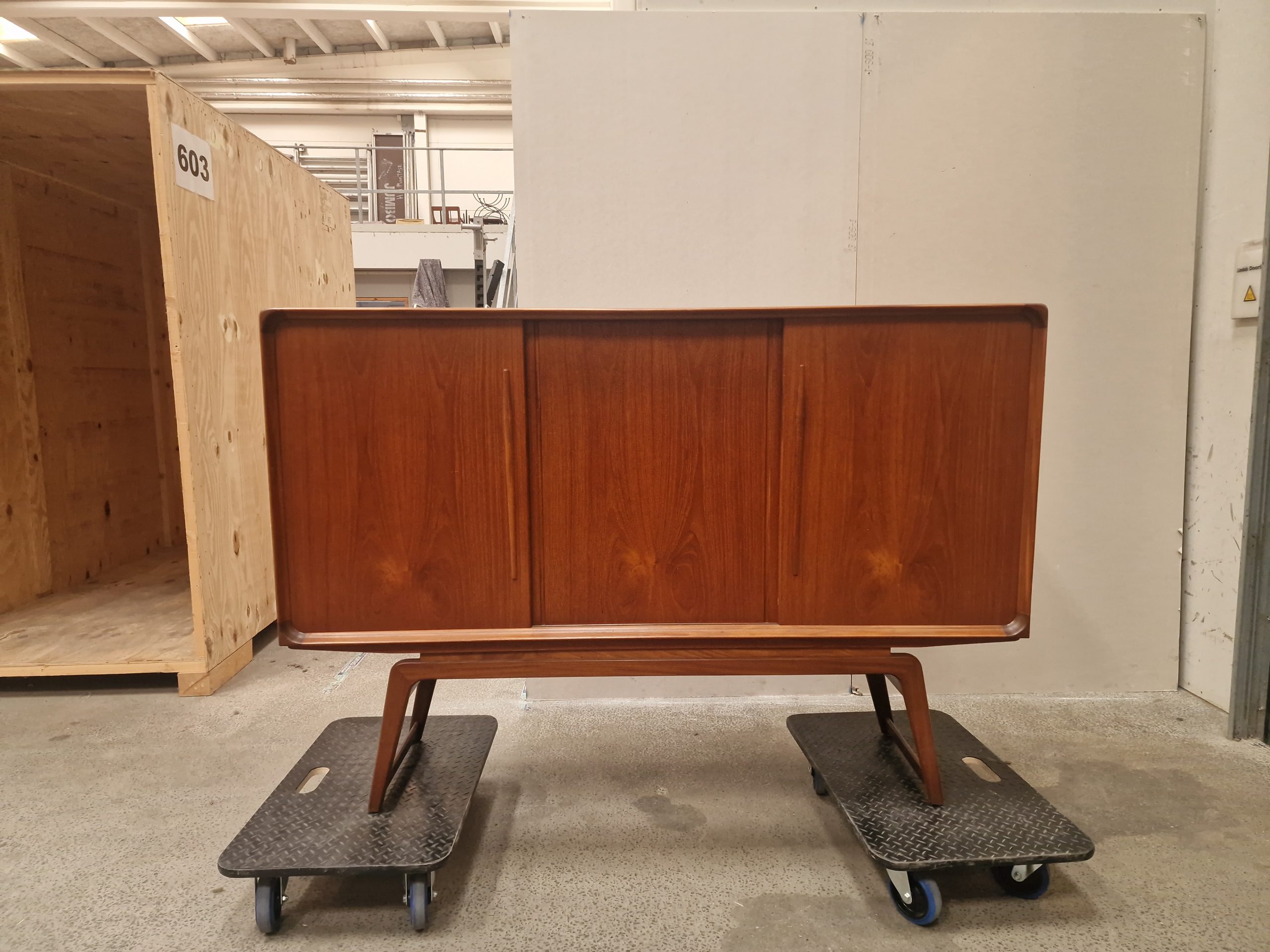 Skænk i teaktræ med skydelåger og hylder