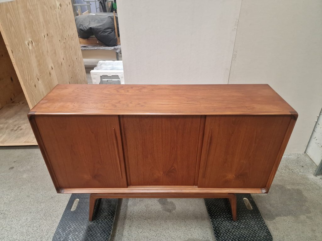 Skænk i teaktræ med skydelåger og hylder