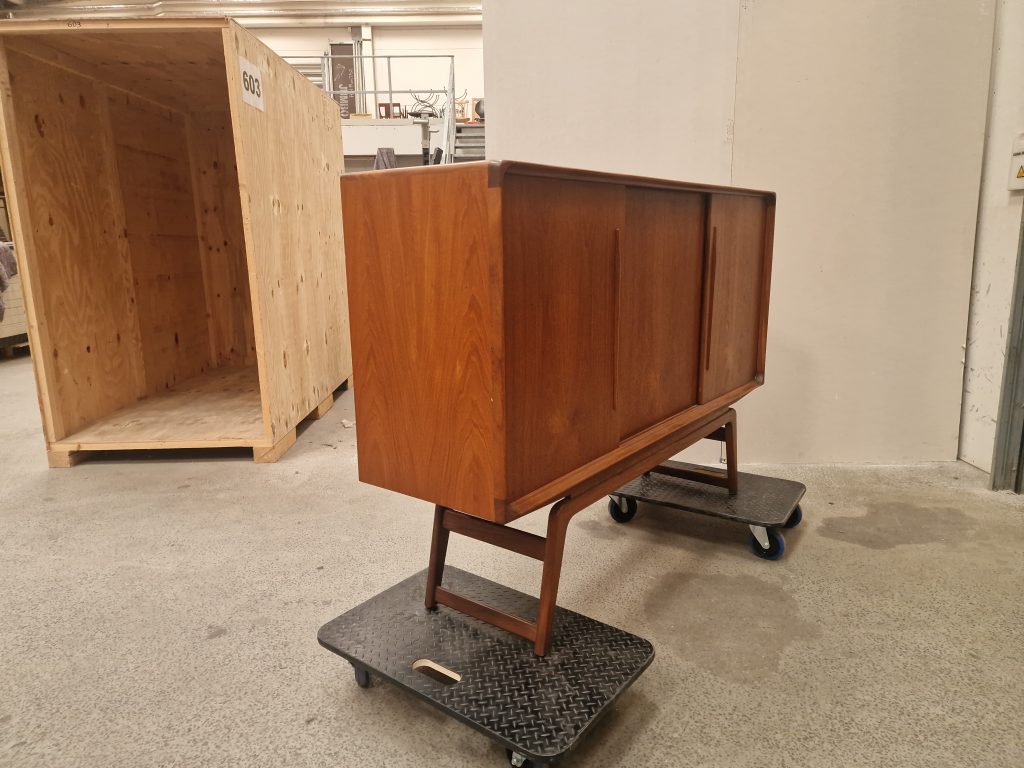 Skænk i teaktræ med skydelåger og hylder