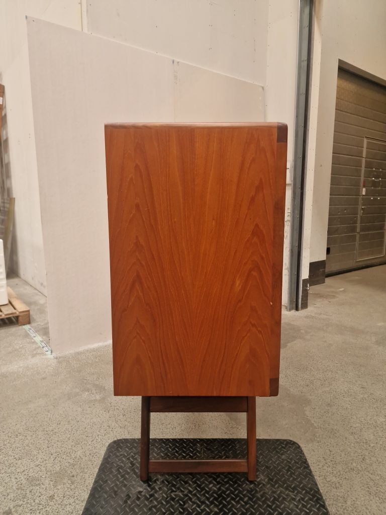 Skænk i teaktræ med skydelåger og hylder