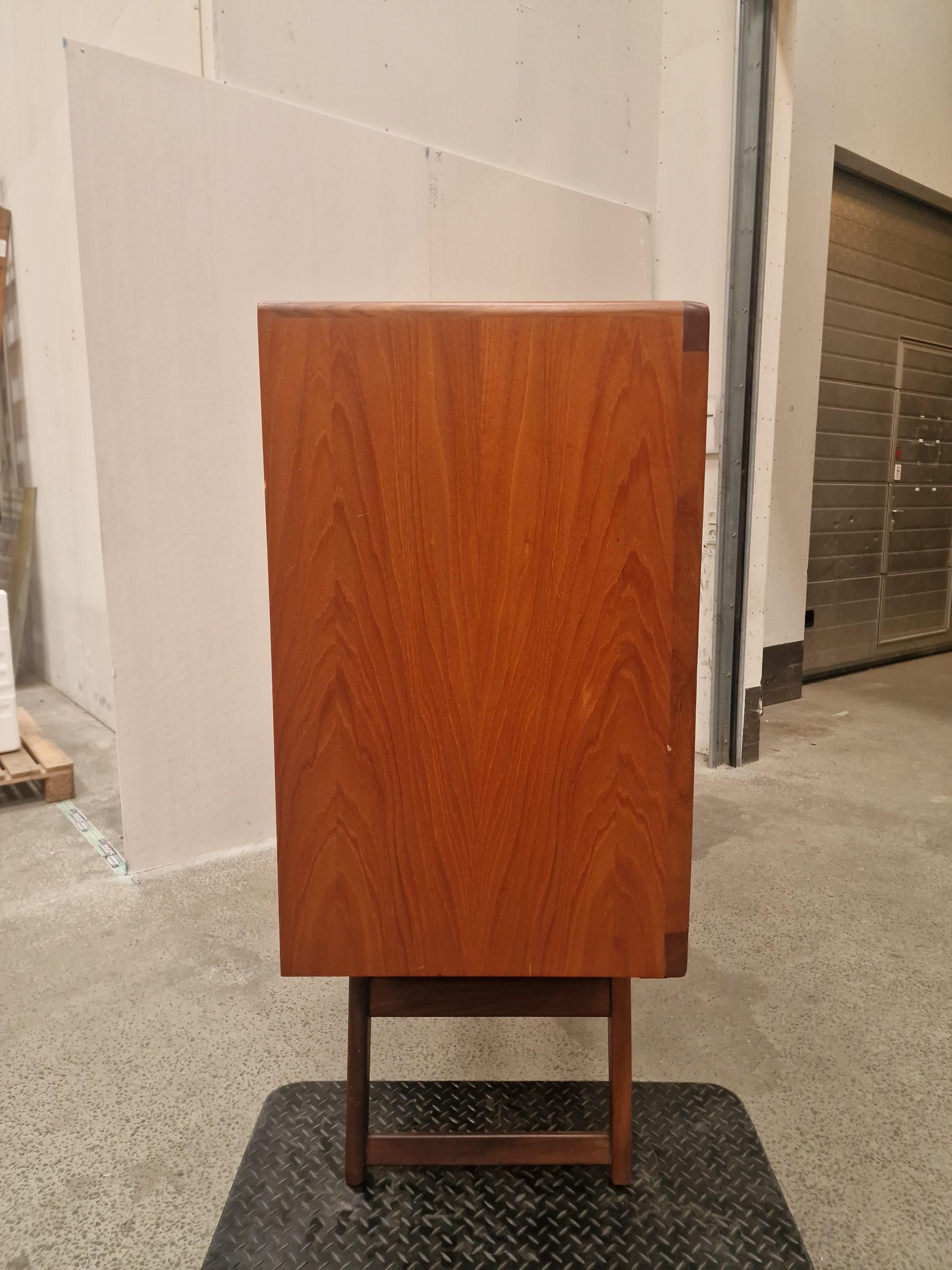 Skænk i teaktræ med skydelåger og hylder