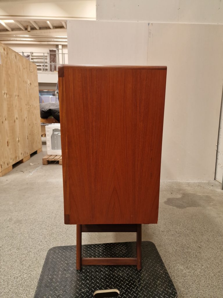 Skænk i teaktræ med skydelåger og hylder