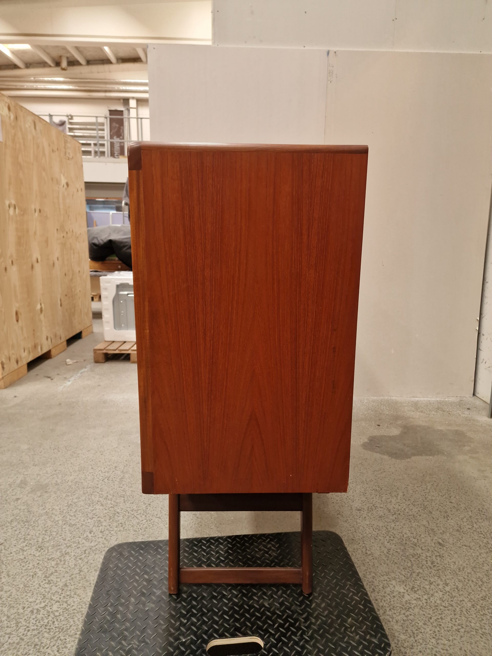 Skænk i teaktræ med skydelåger og hylder