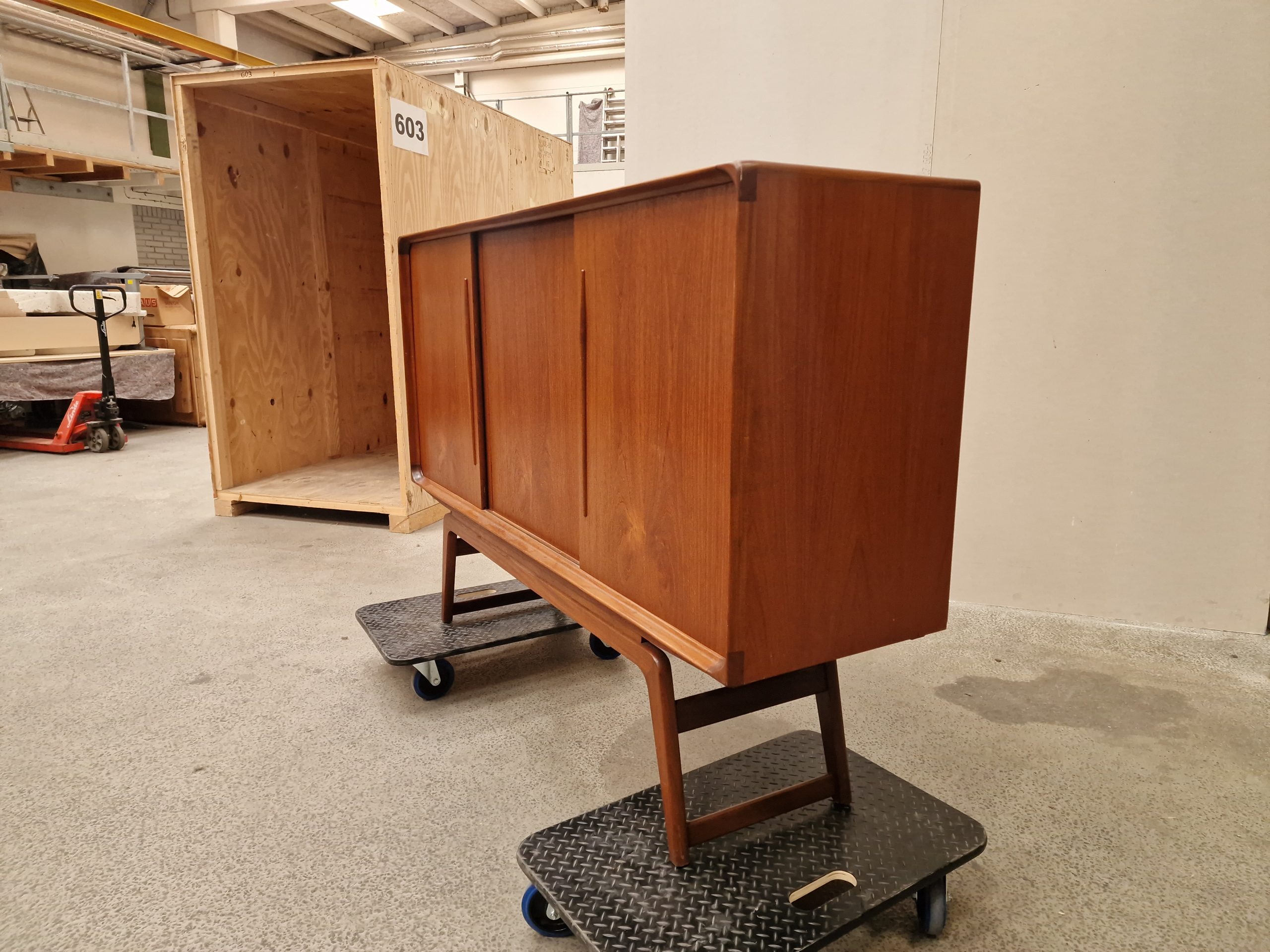 Skænk i teaktræ med skydelåger og hylder