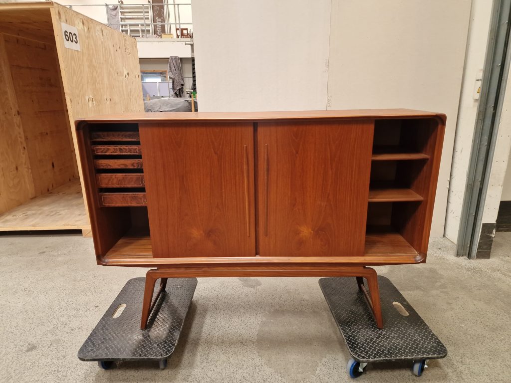 Skænk i teaktræ med skydelåger og hylder