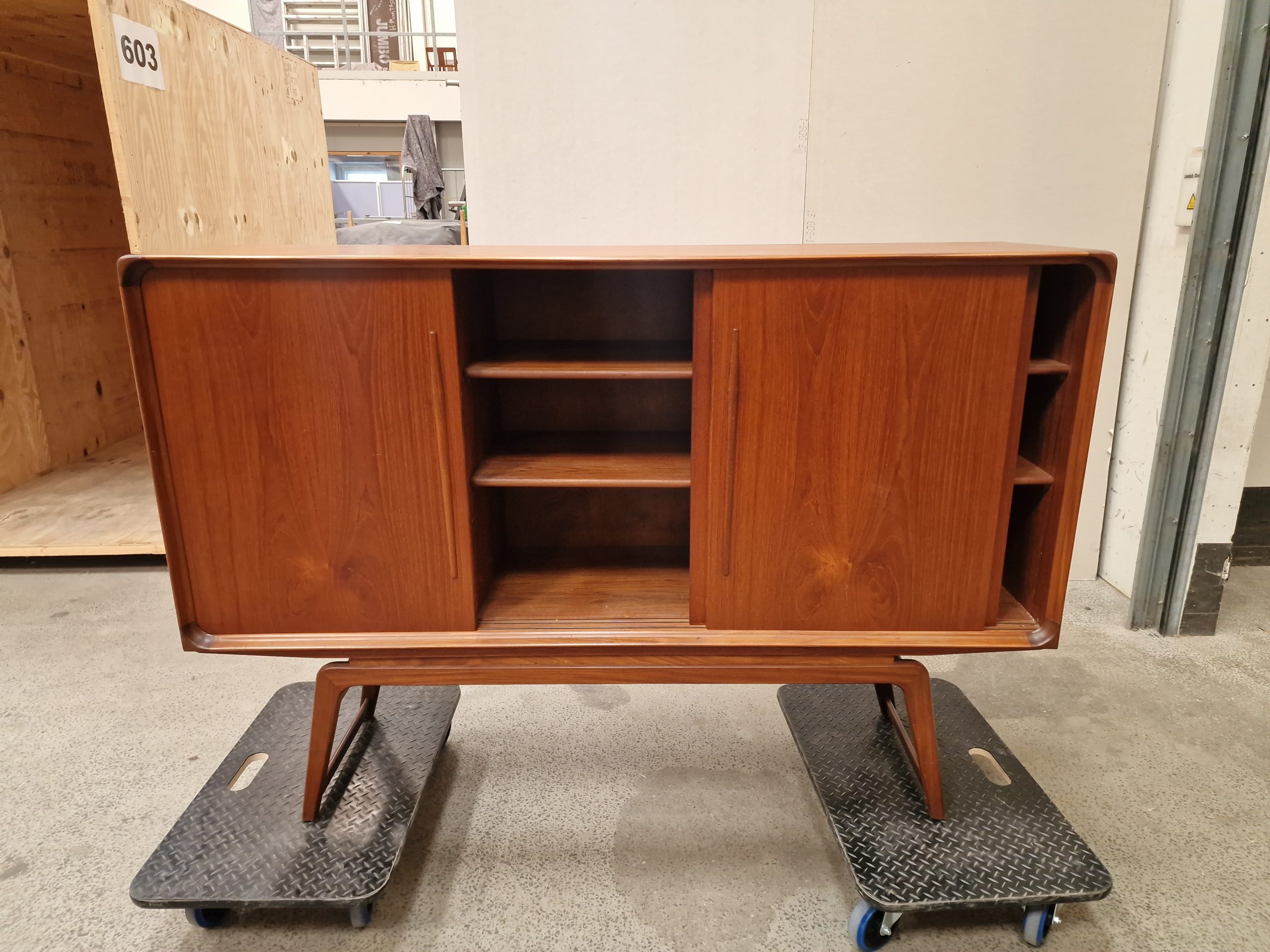 Skænk i teaktræ med skydelåger og hylder