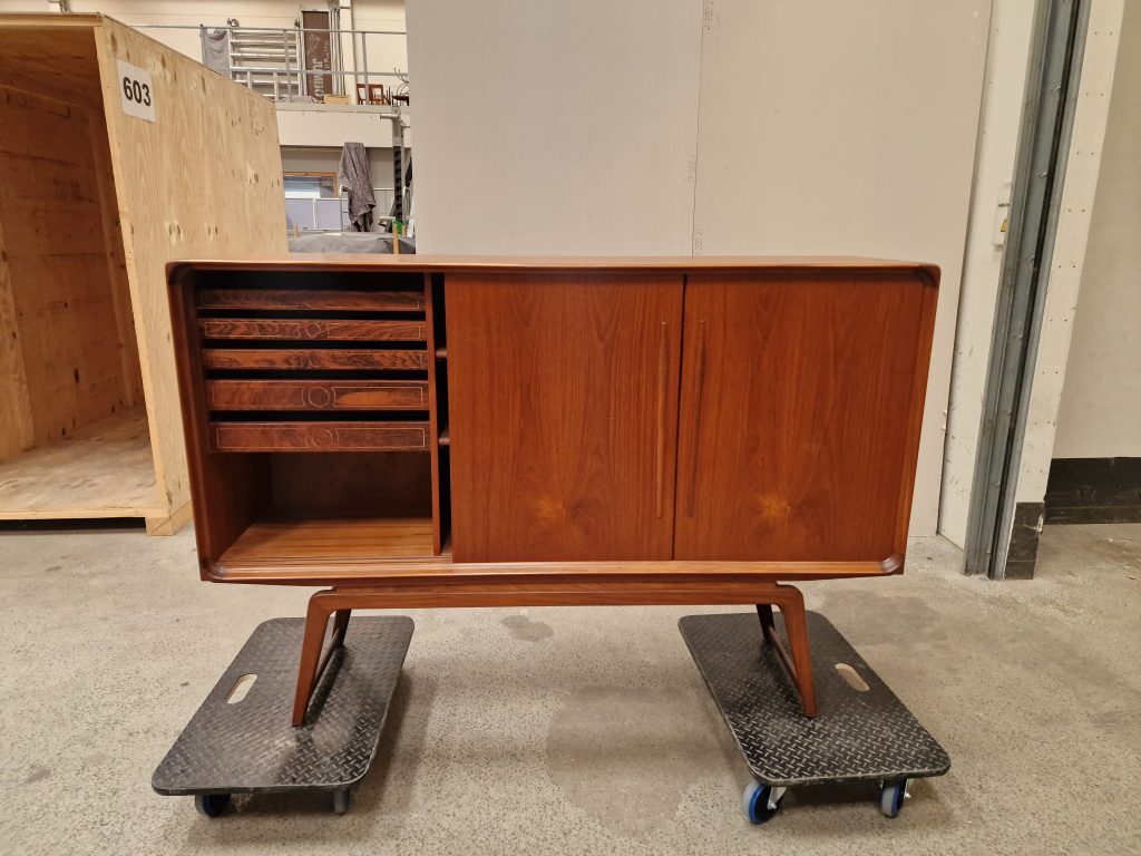 Skænk i teaktræ med skydelåger og hylder