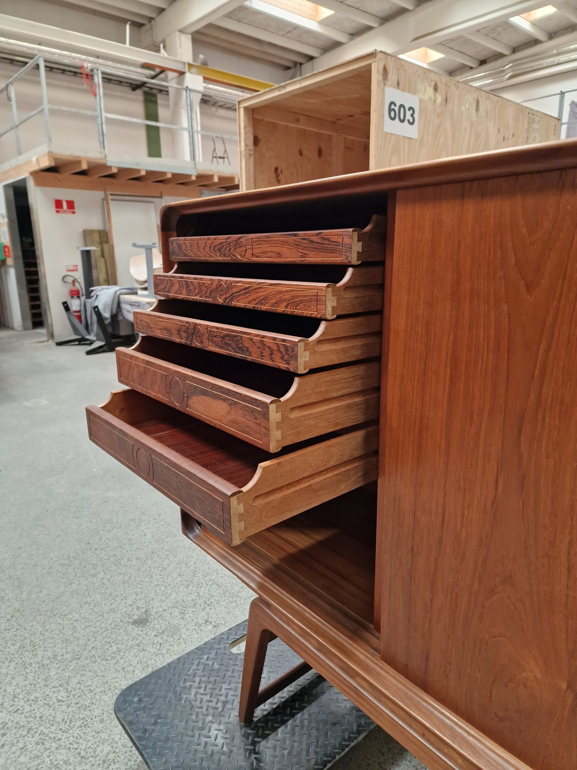 Skænk i teaktræ med skydelåger og hylder