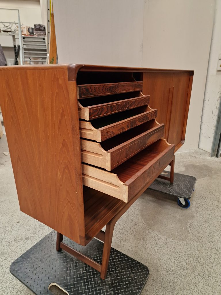 Skænk i teaktræ med skydelåger og hylder