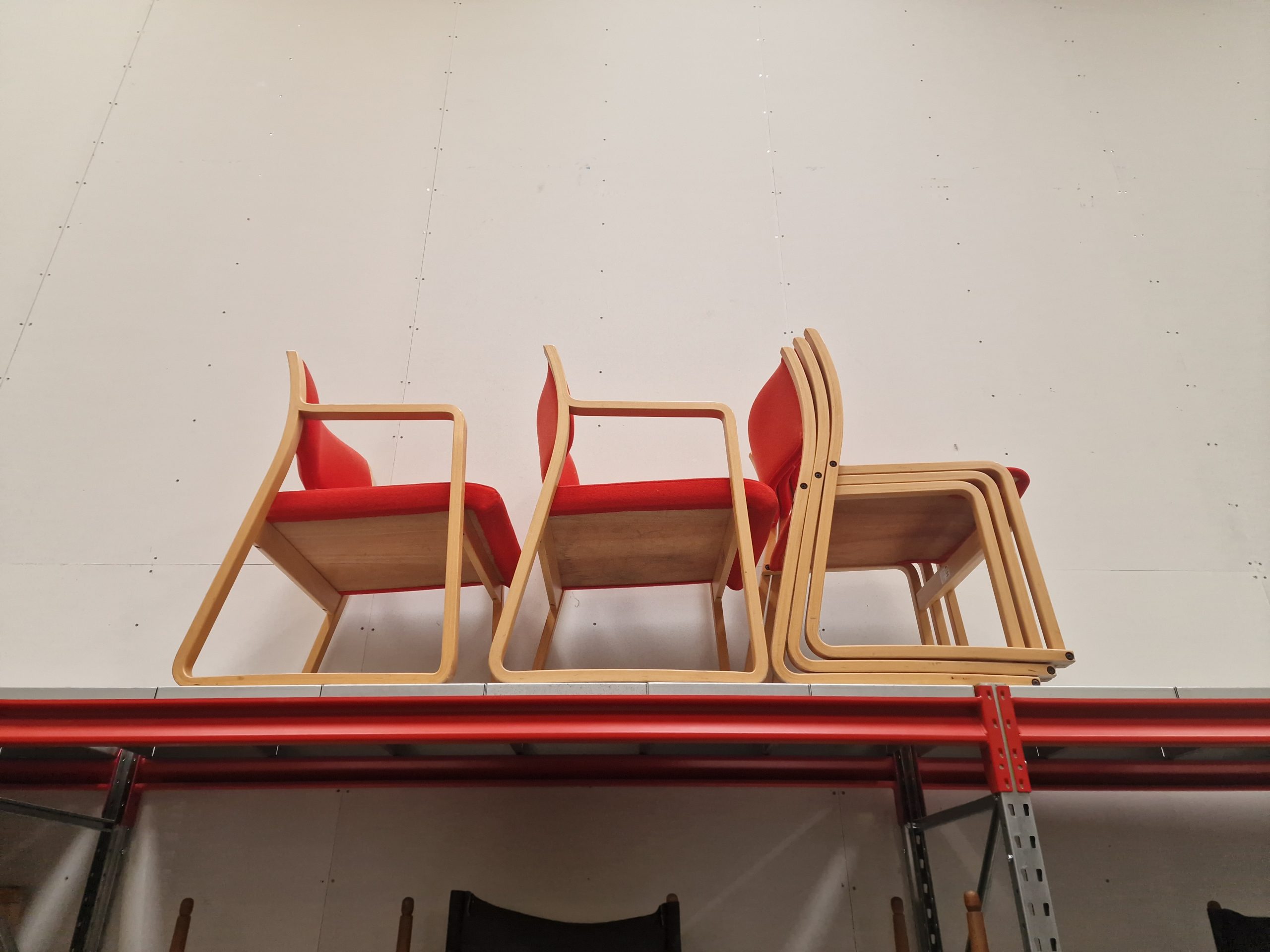 Fem spisestole i bøgetræ og rød polstring