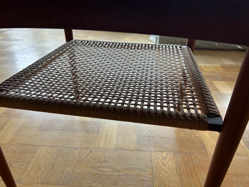 Rundt sofabord i teak Aakjær Møbelintarsia