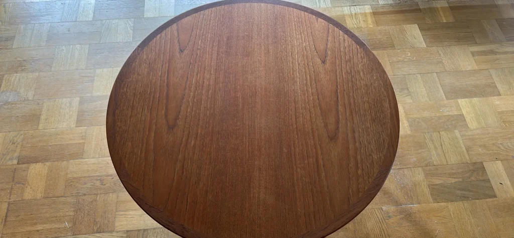 Rundt sofabord i teak Aakjær Møbelintarsia