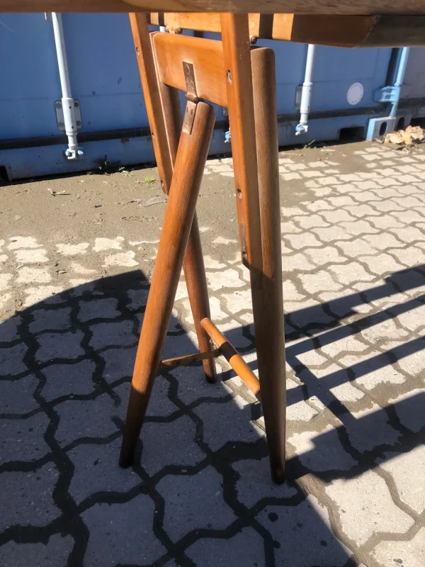 Rundt spisebord i finéret egetræ, Henry Kjærnulf