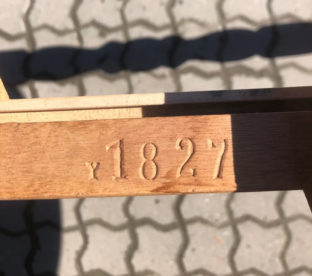 Rundt spisebord i finéret egetræ, Henry Kjærnulf