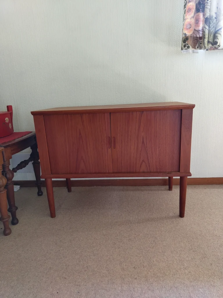 Lille møbel med jalousilåger