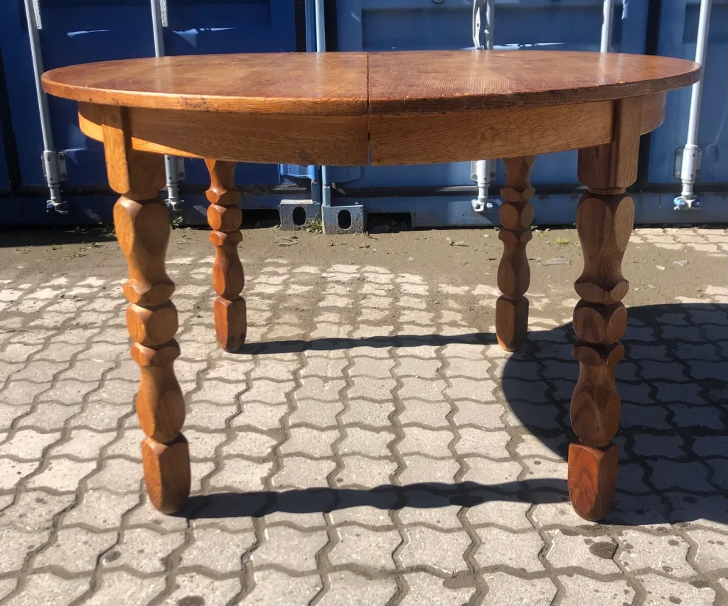 Rundt spisebord i finéret egetræ, Henry Kjærnulf