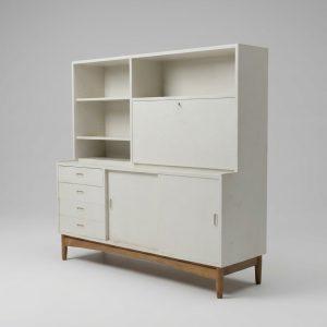 Hvidmalet skænk på stel, teak