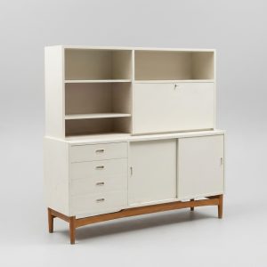 Hvidmalet skænk på stel, teak