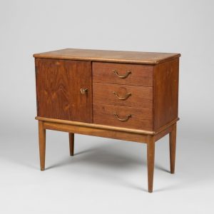 Lille entrékommode i teak og egetræ med skuffer og låge