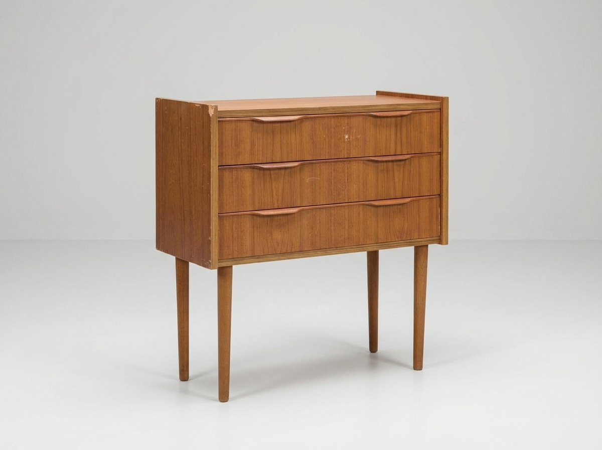 Lille kommode i teak med tre skuffer