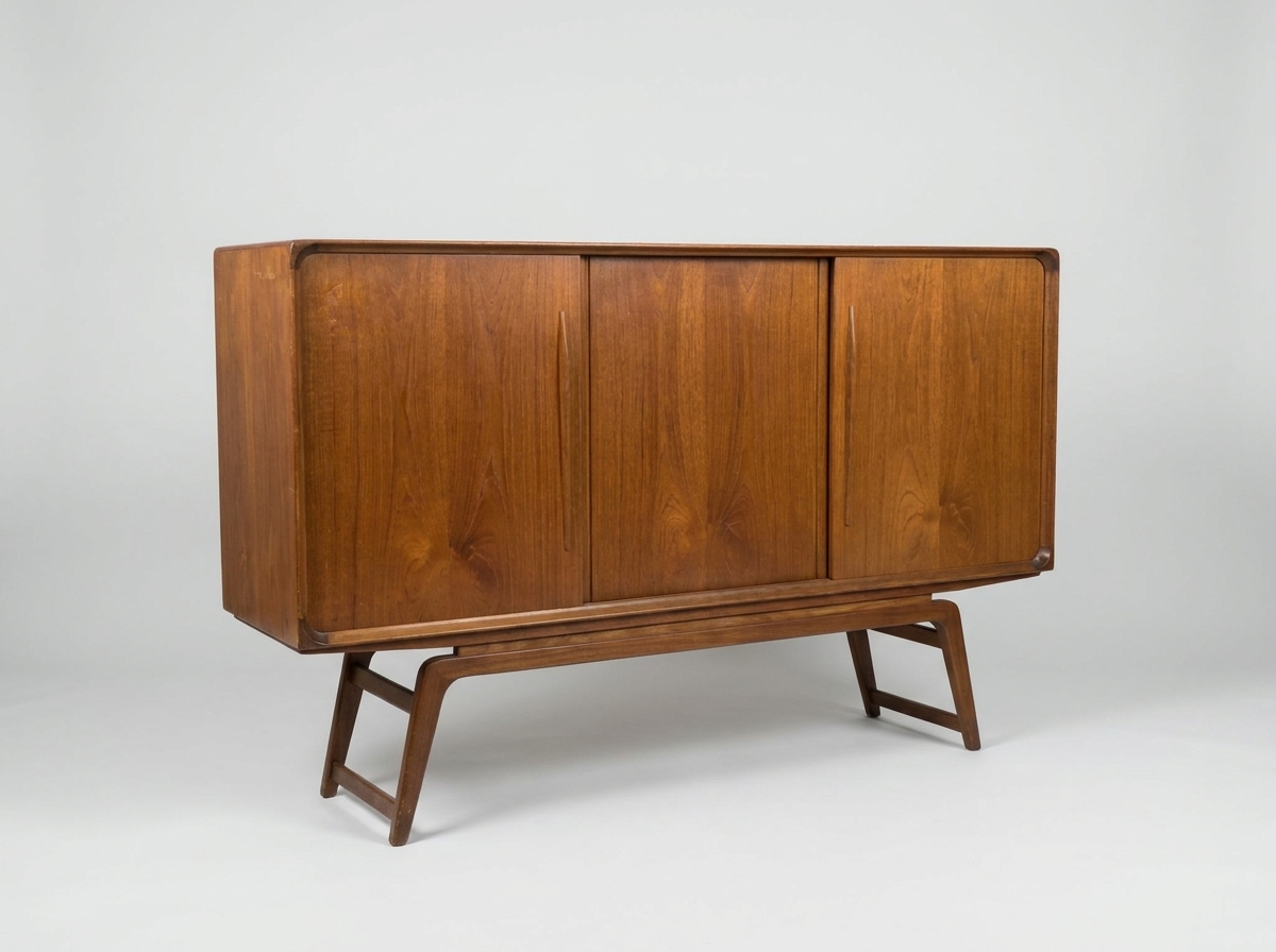 Skænk i teaktræ med skydelåger og hylder