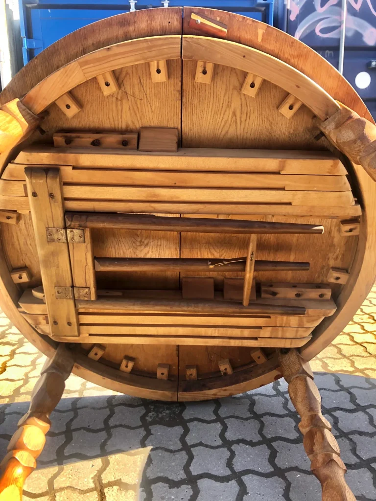 Rundt spisebord i finéret egetræ, Henry Kjærnulf