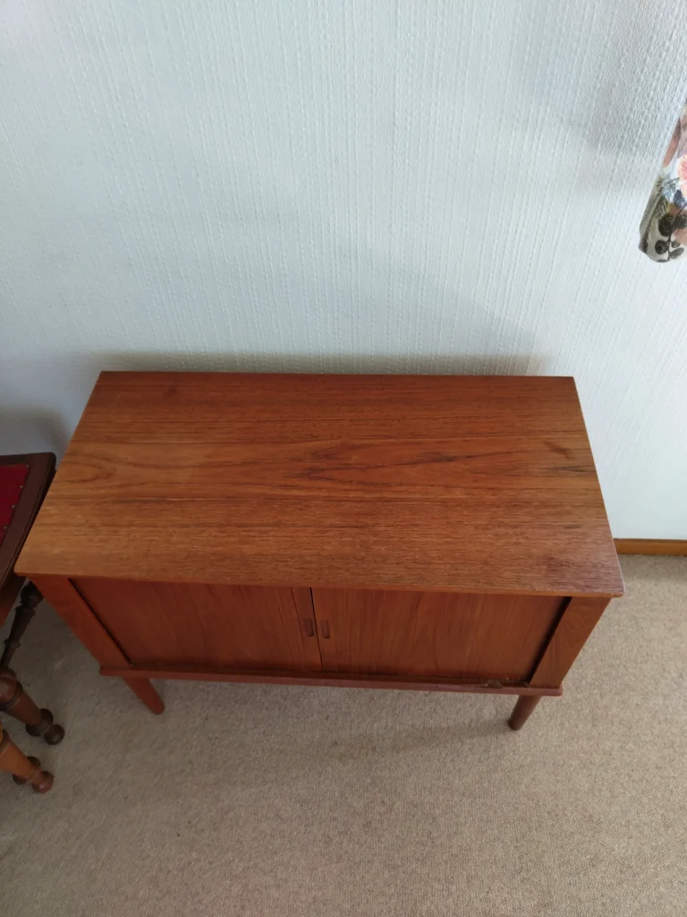 Lille møbel med jalousilåger