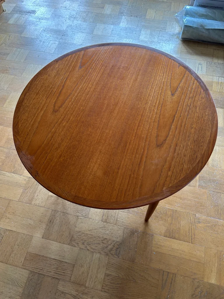 Rundt sofabord i teak Aakjær Møbelintarsia