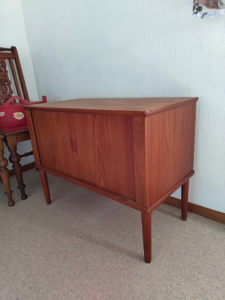 Lille møbel med jalousilåger