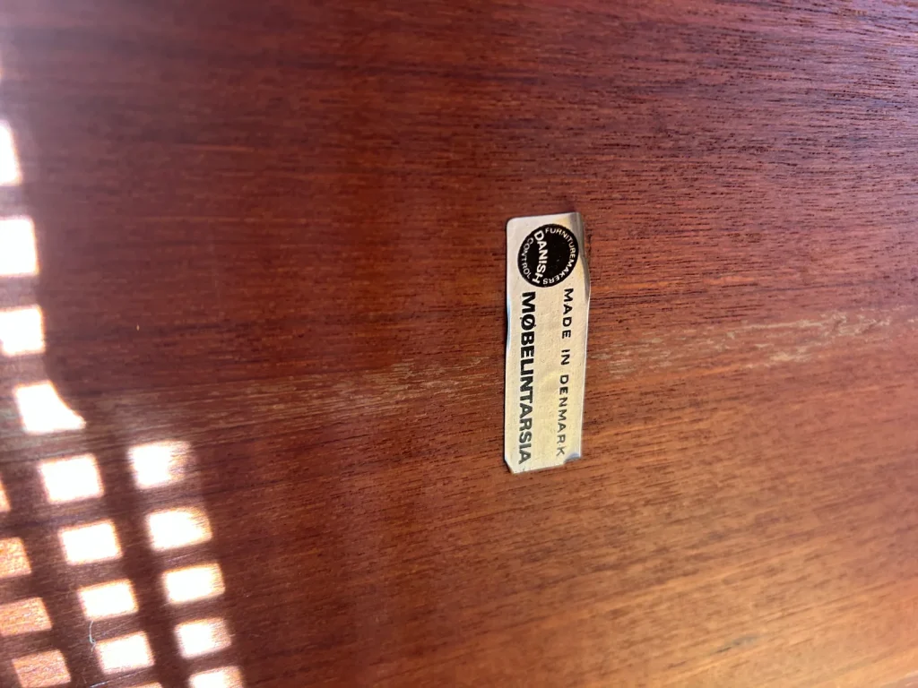 Rundt sofabord i teak Aakjær Møbelintarsia