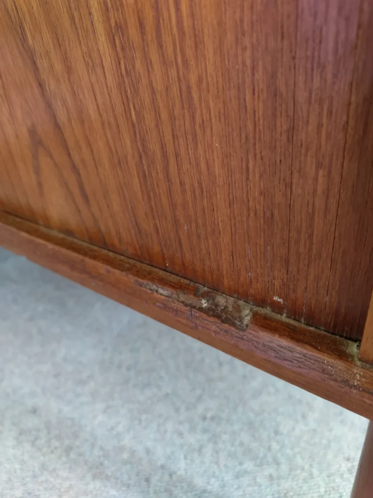 Lille møbel med jalousilåger